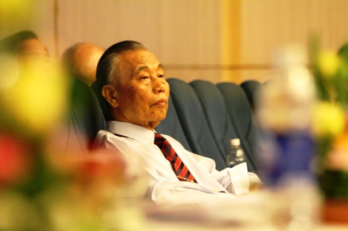 Nguyên Phó Thủ tướng Chính phủ Nguyễn Mạnh Cầm chăm chú nghe báo cáo tổng kết chương trình hoạt động của Hiệp hội trong nhiệm kỳ qua.